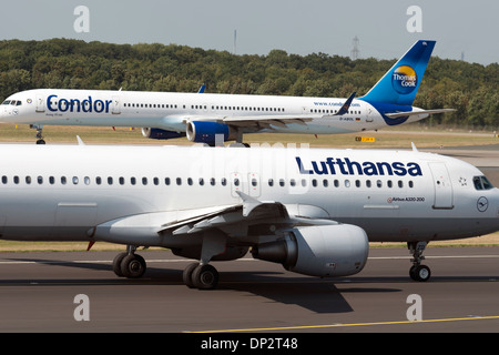 Airbus A320-200 de la Lufthansa et Condor Airways Boeing 757-300, l'aéroport international de Düsseldorf, Allemagne. Banque D'Images