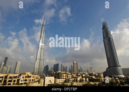 La tour Burj Khalifa (à gauche), l'adresse (tour à droite), et les toits de Dubaï, Émirats Arabes Unis Banque D'Images