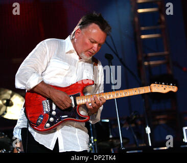 Juin 10, 2006, à Nashville, TN, USA ; le guitariste Ed King membre original de Lynyrd Skynyrd effectue en direct durant Billy Ray Cyrus performance au Festival de musique CMA 2006 qui a eu lieu au LP Field situé au centre-ville de Nashville. Crédit obligatoire : Photo par Jason Moore/ZUMA Press. (©) Copyright 2006 par Jason Moore Banque D'Images