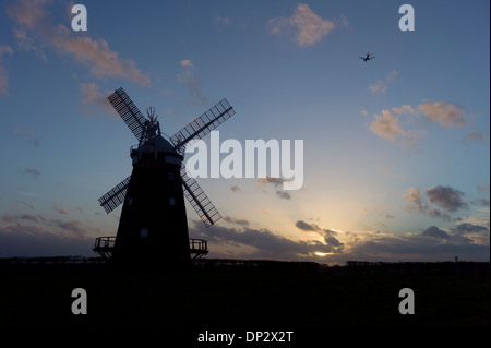 Thaxted Moulin, Essex, Angleterre. 7 janvier 2014. John Webb's moulin au coucher du soleil avec le plan entrée en terre à Stanstead Banque D'Images