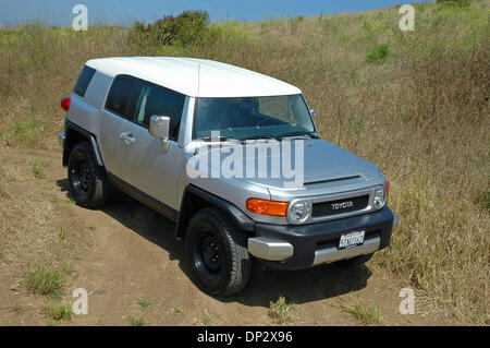 Jun 12, 2006 ; Los Angeles, CA, USA ; Toyota FJ Cruiser 2007. Prix à partir de 23 300,00 $. Le FJ Cruiser offre un style contemporain, jeune, plaisir de conduire, et emploie le même état de l'art, l'économie d'énergie, de confort, de sécurité et de confort dans les Land Cruiser Toyota utilitaire sport à quatre portes. Le FJ Cruiser prend elle est inspirée du célèbre Toyota FJ40 4X4 véhicule utilitaire Banque D'Images