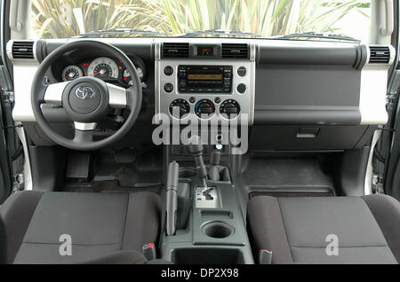 Jun 12, 2006 ; Los Angeles, CA, USA ; Toyota FJ Cruiser 2007 Tableau de bord intérieur avant. Prix à partir de 23 300,00 $. Le FJ Cruiser offre un style contemporain, jeune, plaisir de conduire, et emploie le même état de l'art, l'économie d'énergie, de confort, de sécurité et de confort dans les Land Cruiser Toyota utilitaire sport à quatre portes. Le FJ Cruiser prend elle est inspirée du célèbre Toy Banque D'Images