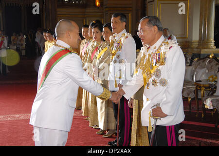 Jun 12, 2006 ; Bangkok, Thaïlande ; des monarques et des représentants de la gendarmerie royale à travers le monde inscrivez-vous à un salut et meilleurs vœux cérémonie de célébration du roi thaïlandais, Sa Majesté le Roi Bhumibol Adulyadej pour sa 600ème année sur le trône. Au grand palais à Bangkok. Crédit obligatoire : photo par photo/Pool ZUMA Press. (©) Copyright 2006 by Photo Piscine Banque D'Images