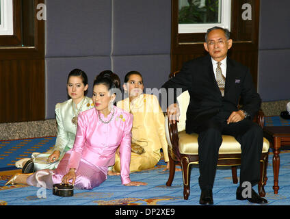 Jun 12, 2006 ; Bangkok, Thaïlande ; la Thaïlande a accueilli monarques étrangers et des représentants de 25 Royal diferent nations à se joindre aux célébrations et cérémonies de payer à l'tribuute beaucoup aimé et respecté SON ALTESSE ROYALE LE roi Bumibol Adulyadel de Thaïlande. Le banquet a eu lieu au trône Chakri Hall pour célébrer le 60ème anniversaire du roi thaïlandais sur le trône, au Grand Palace, Bangkok. Photo:La Banque D'Images