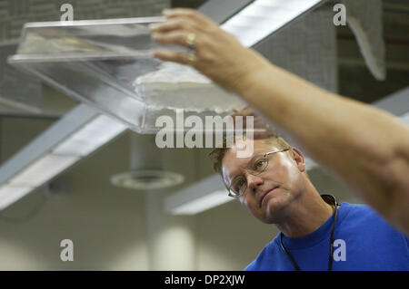 Jun 12, 2006 ; Ft. Pierce, FL, États-Unis d'Osceola, professeur de sciences de l'école intermédiaire examine l'eau condensée Hudson Jeff accroché à la face inférieure du couvercle pour un modèle du cycle de l'eau tenu par la rivière Indian College Communitiy coordonnateur scientifique vivant pendant un segment Bowen Sherry sur la météo lundi à Indian River Community College's Science Center. 30 Hudson et d'autres moyennes et hautes te Banque D'Images