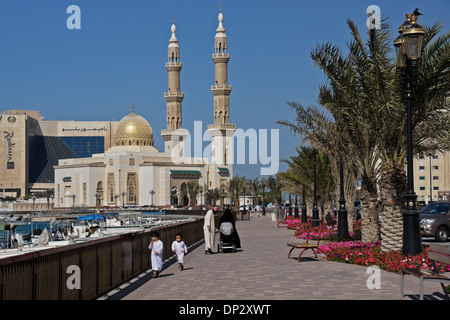 Masjid al-Maghfirah (mosquée) et Radisson Hotel sur la Corniche, Sharjah, Emirats Arabes Unis Banque D'Images