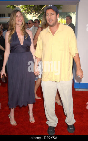 Jun 14, 2006 ; Los Angeles, CA, USA ; acteur ADAM SANDLER et sa femme JACKIE TITONE au 'click' Los Angeles Premiere tenue au Mann Village Theatre, Westwood. Crédit obligatoire : Photo par Paul Fenton/ZUMA KPA.. (©) Copyright 2006 by Paul Fenton Banque D'Images