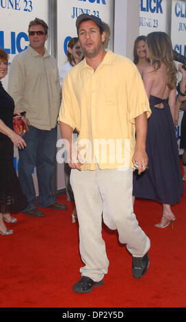 Jun 14, 2006 ; Los Angeles, CA, USA ; acteur ADAM SANDLER au 'click' Los Angeles Premiere tenue au Mann Village Theatre, Westwood. Crédit obligatoire : Photo par Paul Fenton/ZUMA KPA.. (©) Copyright 2006 by Paul Fenton Banque D'Images