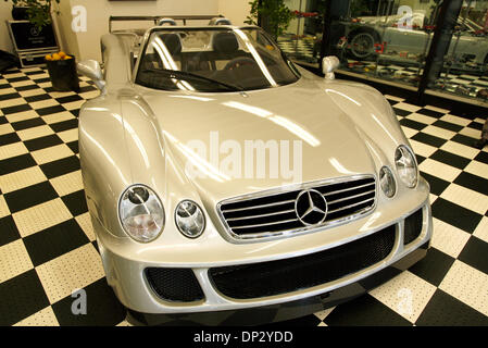 Jun 14, 2006 ; Los Angeles, CA, USA ; marchand de voiture exotique Mark Johnston dévoile une Mercedes-Benz Amg CLK-GTR ROADSTER lors d'une conférence de presse pour annoncer le dépôt d'une poursuite contre un fabricant automobile et de ses affiliés au prétendu défaut de rembourser le prix d'achat de 1,7 millions de voitures exotiques qui sont morts après avoir roulé à seulement 10 pâtés de maisons, au Grand Prix Motors concessionnaire. La voiture est l'un des sur Banque D'Images