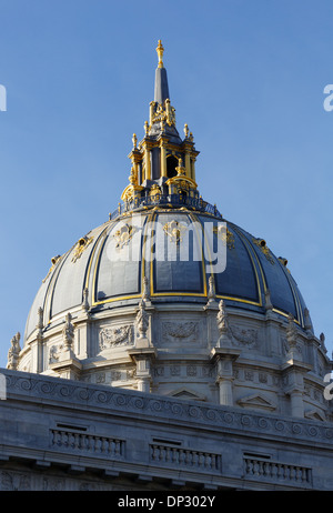 L'Hôtel de ville de San Francisco dispose d'un dôme avec une pinnacle doré sur le dessus. Le dôme est le cinquième plus grand au monde. Banque D'Images