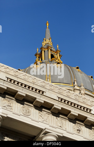 L'Hôtel de ville de San Francisco dispose d'un dôme avec une pinnacle doré sur le dessus. Le dôme est le cinquième plus grand au monde. Banque D'Images