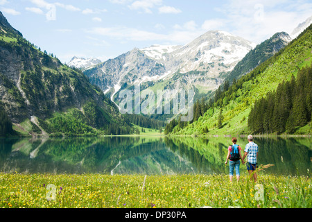 Deux randonnées par lac, Woman Jogging in forest Banque D'Images