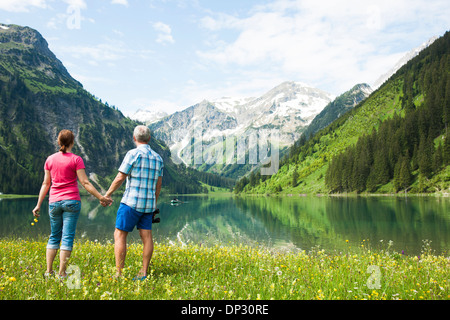 Deux randonnées par lac, Woman Jogging in forest Banque D'Images