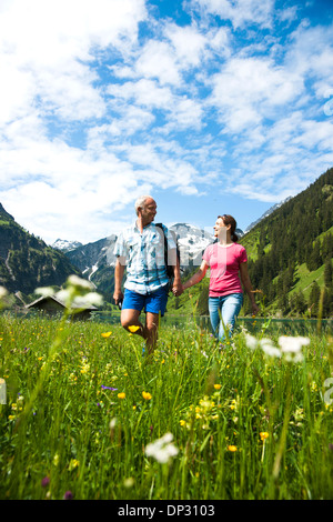 Couple Hiking, Woman Jogging in forest Banque D'Images