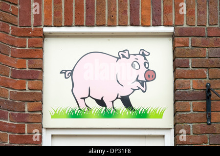 Caricature photo d'un cochon sur un panneau au-dessus d'une boutique de bouchers au Royaume-Uni Banque D'Images