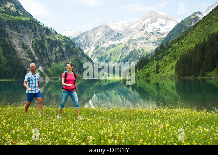 Deux randonnées par lac, Woman Jogging in forest Banque D'Images