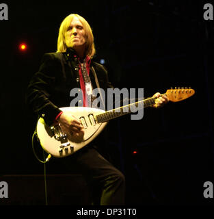 Jun 16, 2006 ; Manchester, TN, USA ; les musiciens Tom Petty & the Heartbreakers en concert au Bonnaroo Music Festival 2006 qui a eu lieu à Manchester, TN. Avec plus de 70 000 fans présents au festival de 4 jours ils ont la chance de voir une variété d'artiste. Crédit obligatoire : Photo par Jason Moore/ZUMA Press. (©) Copyright 2006 par Jason Moore Banque D'Images