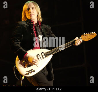Jun 16, 2006 ; Manchester, TN, USA ; les musiciens Tom Petty & the Heartbreakers en concert au Bonnaroo Music Festival 2006 qui a eu lieu à Manchester, TN. Avec plus de 70 000 fans présents au festival de 4 jours ils ont la chance de voir une variété d'artiste. Crédit obligatoire : Photo par Jason Moore/ZUMA Press. (©) Copyright 2006 par Jason Moore Banque D'Images