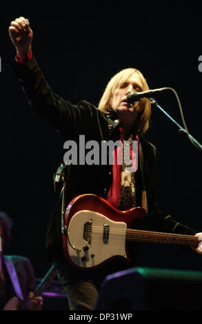 Jun 16, 2006 ; Manchester, TN, USA ; les musiciens Tom Petty & the Heartbreakers en concert au Bonnaroo Music Festival 2006 qui a eu lieu à Manchester, TN. Avec plus de 70 000 fans présents au festival de 4 jours ils ont la chance de voir une variété d'artiste. Crédit obligatoire : Photo par Jason Moore/ZUMA Press. (©) Copyright 2006 par Jason Moore Banque D'Images