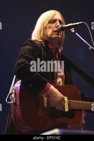 Jun 16, 2006 ; Manchester, TN, USA ; les musiciens Tom Petty & the Heartbreakers en concert au Bonnaroo Music Festival 2006 qui a eu lieu à Manchester, TN. Avec plus de 70 000 fans présents au festival de 4 jours ils ont la chance de voir une variété d'artiste. Crédit obligatoire : Photo par Jason Moore/ZUMA Press. (©) Copyright 2006 par Jason Moore Banque D'Images