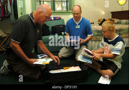 Jun 16, 2006 ; San Antonio, TX, USA ; Mel Gibbons, gauche, et ses fils, Ryan et Jacob, regardez par-dessus une partie des centaines de cartes et lettres de soutien qu'ils ont reçus depuis un autre fils, Devon, a été gravement blessé dans une attaque en Irak le mois d'avril. La famille reste à la maison de pêcheur sur Fort Sam Houston. Crédit obligatoire : Photo par Billy Calzada/San Antonio Express-News/ZUMA Pr Banque D'Images