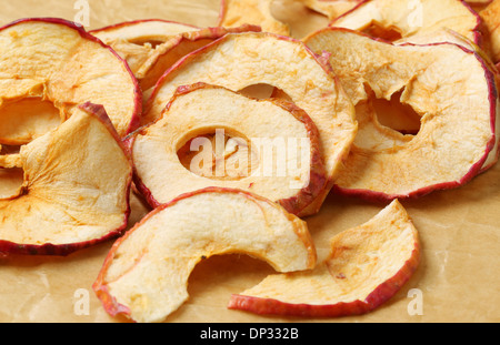 Copeaux de pomme sur une plaque de papier sulfurisé Banque D'Images