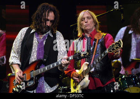 Jun 20, 2006 ; New York, NY, USA ; Tom Petty and the Heartbreakers performing live in concert au Madison Square Garden de New York. Crédit obligatoire : Photo par Jeffrey Geller/ZUMA Press. (©) Copyright 2006 by Jeffrey Geller Banque D'Images