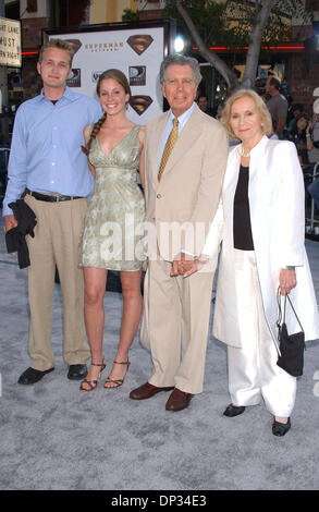 Jun 21, 2006 ; Los Angeles, CA, USA ; actrice EVA MARIE SAINT avec mari JEFFREY HAYDEN et grangchildren Molly et Tyler au 'Superman Returns' Première mondiale tenue au Mann Village Theatre, Westwood. Crédit obligatoire : Photo par Paul Fenton/ZUMA KPA.. (©) Copyright 2006 by Paul Fenton-KPA Banque D'Images