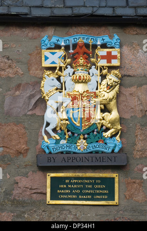 Royal sur le mur d'une entreprise à Ballater, dans l'Aberdeenshire, en Écosse. Banque D'Images