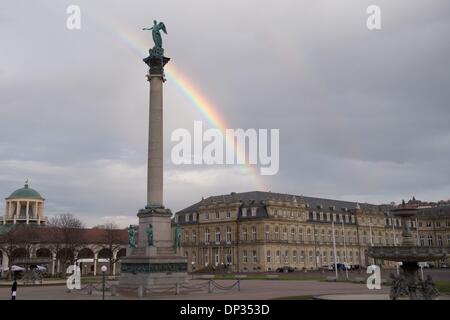 Stuttgart, Allemagne. 07Th Jan, 2014. Un arc-en-ciel est représenté au-dessus de la colonne du Jubilé et le Nouveau Palais à Stuttgart, Allemagne, 07 janvier 2014. Photo : Sebastian Kahnert/dpa/Alamy Live News Banque D'Images