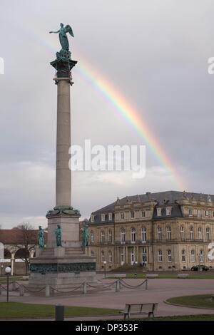 Stuttgart, Allemagne. 07Th Jan, 2014. Un arc-en-ciel est représenté au-dessus de la colonne du Jubilé et le Nouveau Palais à Stuttgart, Allemagne, 07 janvier 2014. Photo : Sebastian Kahnert/dpa/Alamy Live News Banque D'Images