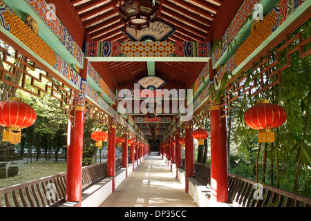 Corridor coloré au Temple Qiongzhu Si (bambou), Kunming, Yunnan, Chine Banque D'Images