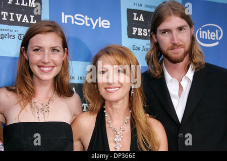 Jun 22, 2006 ; Westwood, Californie, USA ; l'actrice JANE SEYMOUR & Fille KATHERINE FLYNN & fils, Sean Flynn à 'Le diable s'habille en Prada" Los Angeles Premiere, qui ouvre le Festival du Film de Los Angeles qui s'est tenue à la Mann Village Theatre. Crédit obligatoire : Photo de Lisa O'Connor/ZUMA Press. ( ?) Copyright 2006 by Lisa O'Connor Banque D'Images