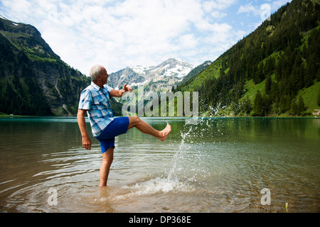 Couple dans le lac, l'eau, coups Woman Jogging in forest Lake, Autriche Banque D'Images