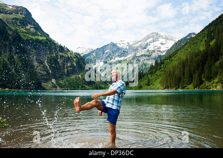 Couple dans le lac, l'eau, coups Woman Jogging in forest Lake, Autriche Banque D'Images