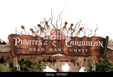 Juin 24, 2006, Anaheim, Californie, USA ; l'atmosphère au 'Pirates Des Caraïbes' Première mondiale tenue à Disneyland. Crédit obligatoire : Photo de Lisa O'Connor/ZUMA Press. (©) Copyright 2006 by Lisa O'Connor Banque D'Images