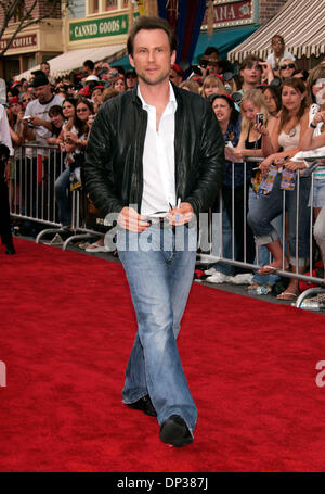 Juin 24, 2006, Anaheim, Californie, USA ; acteur Christian Slater à la "Pirates des Caraïbes : Dead Man's chest' Première mondiale tenue à Disneyland. Crédit obligatoire : Photo de Lisa O'Connor/ZUMA Press. (©) Copyright 2006 by Lisa O'Connor Banque D'Images