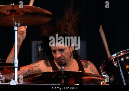 Jun 24, 2006 ; Virginia Beach, VA, USA ; Buckcherry scène à l'Amphithéâtre Verizon Virginia Beach de Virginia Beach, Virginie le 24 juin 2006. Crédit obligatoire : Photo de Jeff Moore/ZUMA Press. (©) Copyright 2006 by Jeff Moore Banque D'Images