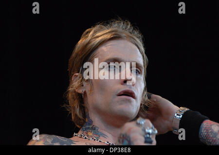 Jun 24, 2006 ; Virginia Beach, VA, USA ; Buckcherry scène à l'Amphithéâtre Verizon Virginia Beach de Virginia Beach, Virginie le 24 juin 2006. Crédit obligatoire : Photo de Jeff Moore/ZUMA Press. (©) Copyright 2006 by Jeff Moore Banque D'Images