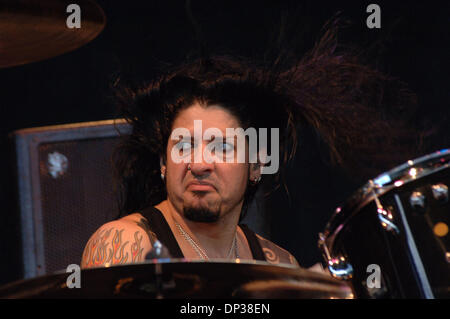 Jun 24, 2006 ; Virginia Beach, VA, USA ; Buckcherry scène à l'Amphithéâtre Verizon Virginia Beach de Virginia Beach, Virginie le 24 juin 2006. Crédit obligatoire : Photo de Jeff Moore/ZUMA Press. (©) Copyright 2006 by Jeff Moore Banque D'Images