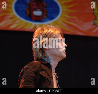 Jun 24, 2006 ; Virginia Beach, VA, USA ; Buckcherry scène à l'Amphithéâtre Verizon Virginia Beach de Virginia Beach, Virginie le 24 juin 2006. Crédit obligatoire : Photo de Jeff Moore/ZUMA Press. (©) Copyright 2006 by Jeff Moore Banque D'Images