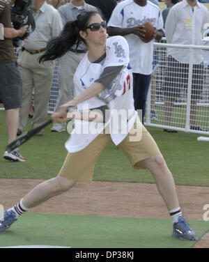 Jun 24, 2006 ; Los Angeles, CA, USA ; Sarah Silverman joue dans le 48e Congrès annuel des Dodgers de la All Stars Hollywood Jeu. Crédit obligatoire : Photo par Rob DeLorenzo/ZUMA Press. (©) Copyright 2006 par Rob DeLorenzo Banque D'Images