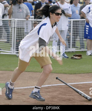 Jun 24, 2006 ; Los Angeles, CA, USA ; Sarah Silverman joue dans le 48e Congrès annuel des Dodgers de la All Stars Hollywood Jeu. Crédit obligatoire : Photo par Rob DeLorenzo/ZUMA Press. (©) Copyright 2006 par Rob DeLorenzo Banque D'Images