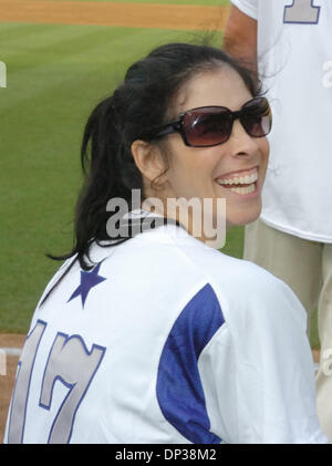 Jun 24, 2006 ; Los Angeles, CA, USA ; Sarah Silverman joue dans le 48e Congrès annuel des Dodgers de la All Stars Hollywood Jeu. Crédit obligatoire : Photo par Rob DeLorenzo/ZUMA Press. (©) Copyright 2006 par Rob DeLorenzo Banque D'Images