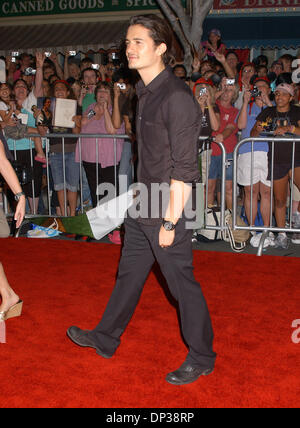 Jun 24, 2006 ; Los Angeles, CA, USA ; acteur Orlando Bloom et fans et leurs caméras au 'Pirates Des Caraïbes' Première mondiale tenue à Disneyland, à Anaheim en Californie. Crédit obligatoire : Photo par Paul Fenton/ZUMA KPA.. ( Banque D'Images