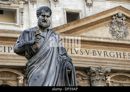 La statue de saint Pierre. Le bâtiment de 1838-1840 par Giuseppe de Fabris (1790-1860). La Place Saint Pierre. La cité du Vatican. Banque D'Images