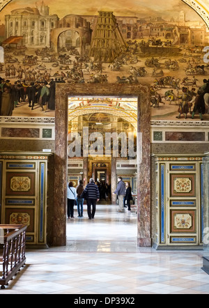 Les touristes au Musée du Vatican Rome Italie Banque D'Images