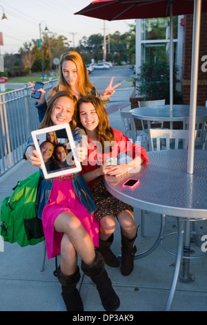 Portrait de jeunes filles à Cafe with Tablet Computer, USA Banque D'Images