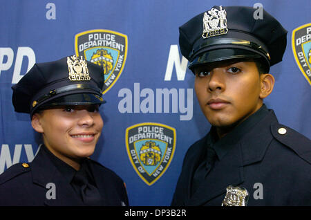 Jun 26, 2006 ; Manhattan, New York, USA ; les agents de police nouvellement assermenté MARICRUZ CRESPO JR. (L) et EDWIN CRESPO (R), les deux enfants sont nés dans le même temps, le 18 juillet 1983 et tous les deux sont maintenant des agents de police, à la suite de leur mère. L'Académie de Police de la ville de New York Cérémonie de graduation pour 1 213 nouveaux agents de police au Madison Square Garden. Il s'agit de la huitième classe d'office Banque D'Images