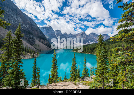 Le lac Moraine, Banff National Park, Alberta, Canada, Canadian Rockies, de couleur bleu et de calcaire glaciaire de limon.